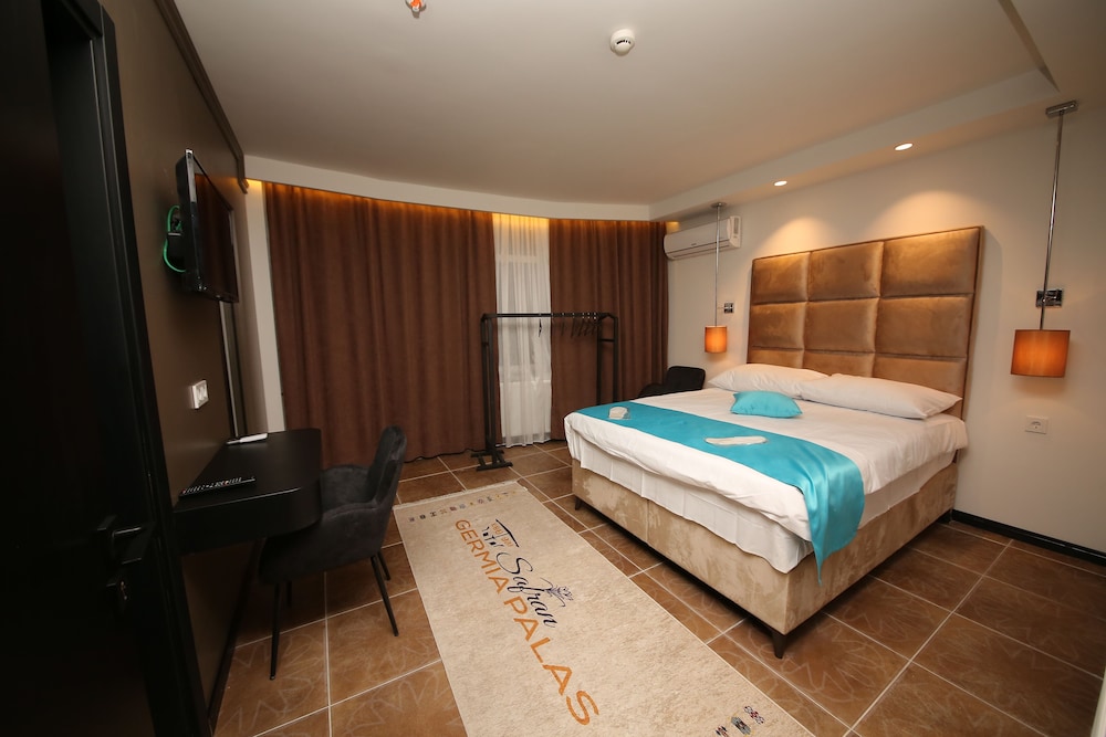 Junior Room, 1 Queen Bed, Private Bathroom, Courtyard View