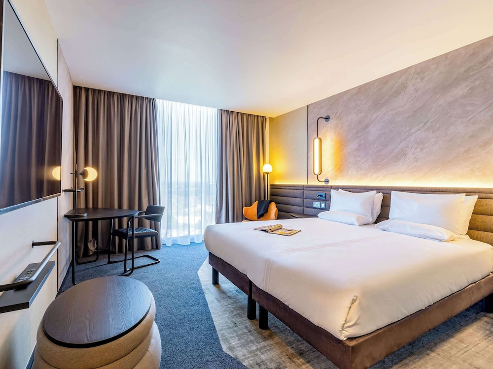 Executive Room, 1 King Bed thumbnail 6