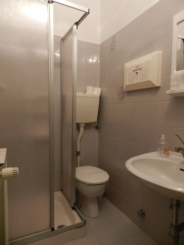 Economy Double or Twin Room (Private External Bathroom) photo 2