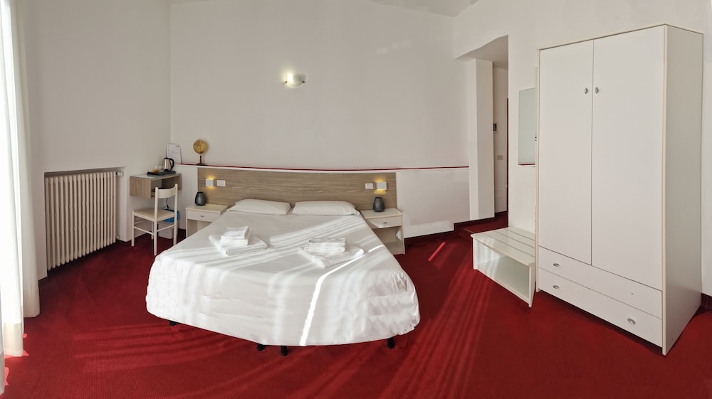 Superior Double or Twin Room, Lake View photo 3