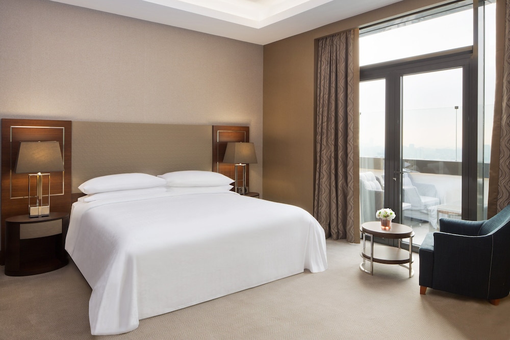 Club Suite, 1 King Bed, Terrace