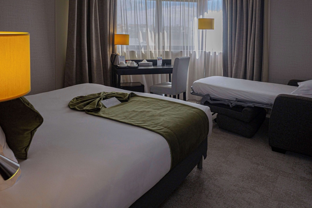 Classic Room, Multiple Beds thumbnail 5