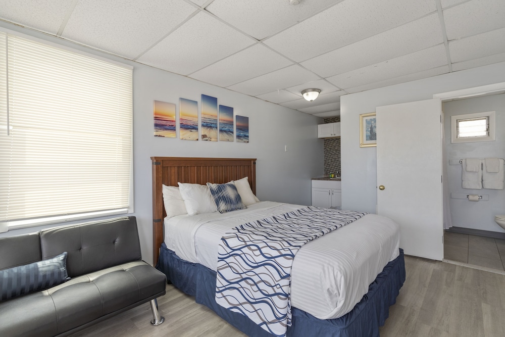 Queen Room with Kitchenette, Futon and Jetted Tub photo 1