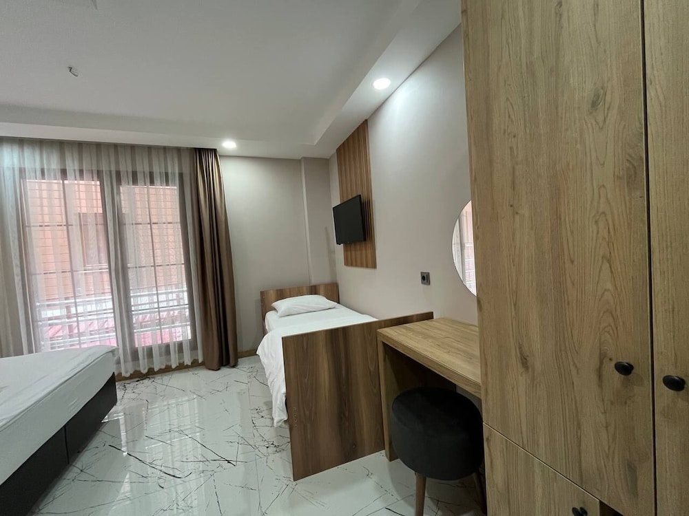 Economy Triple Room photo 3