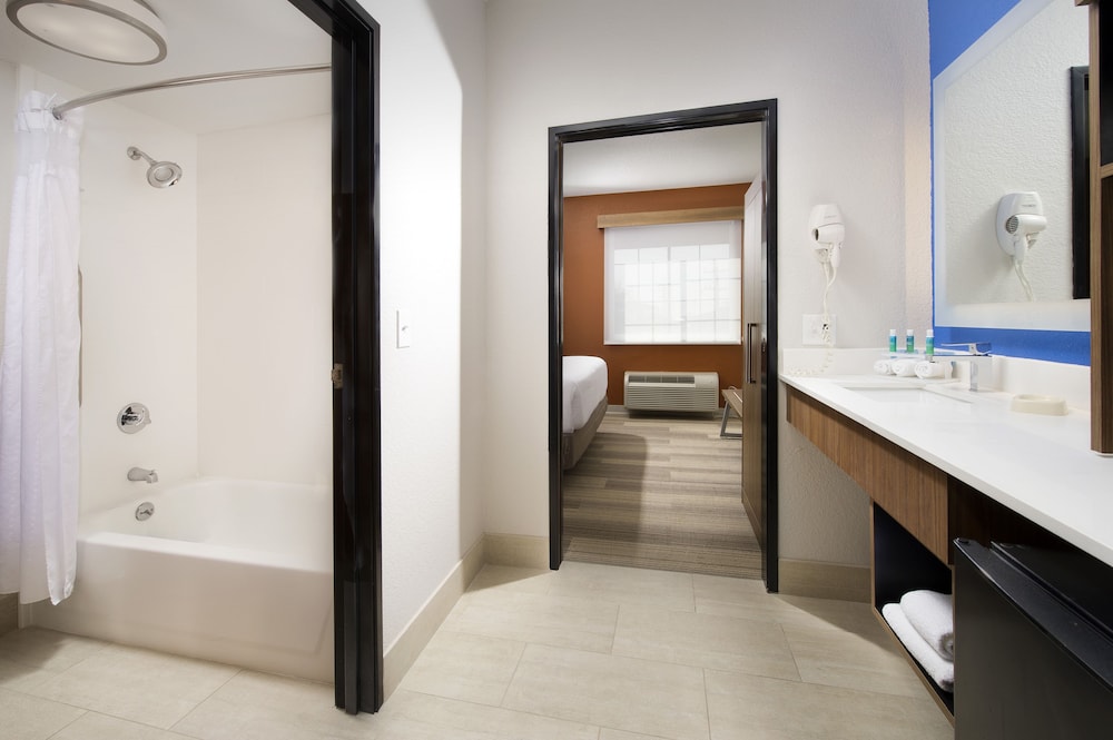 Suite, Multiple Beds (Additional Living Area) - Photo 2