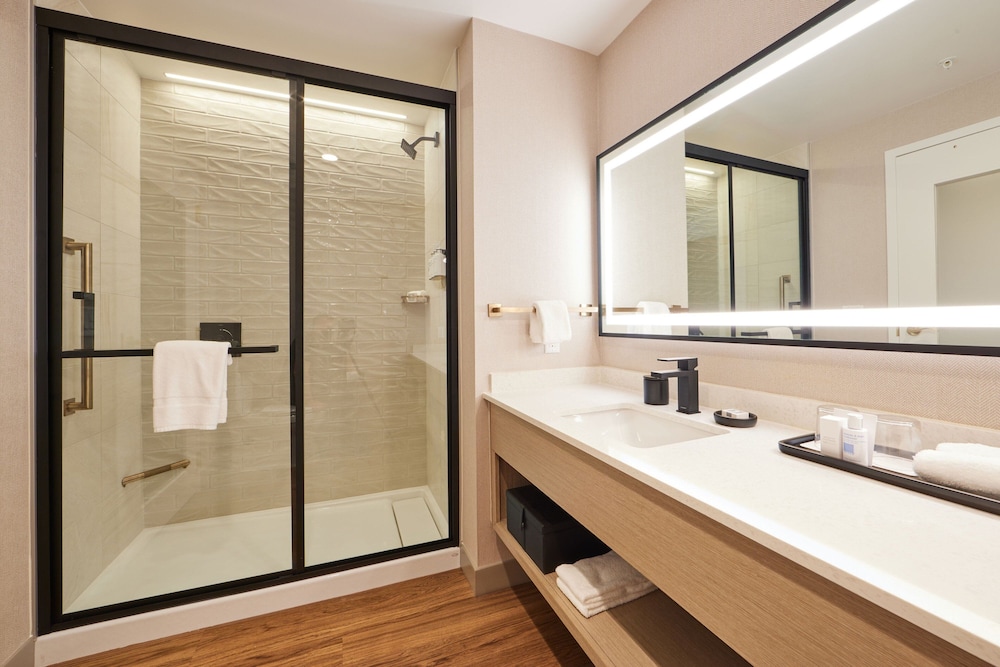 Deluxe Room, 1 King Bed, Resort View - Photo 7