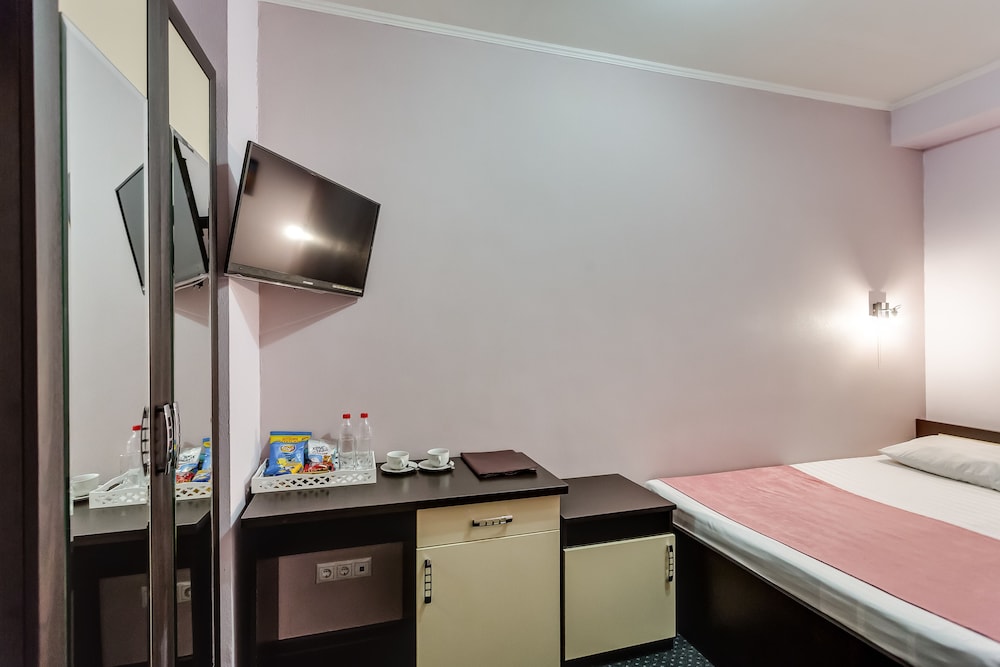 Basic Double Room, No Windows photo 3