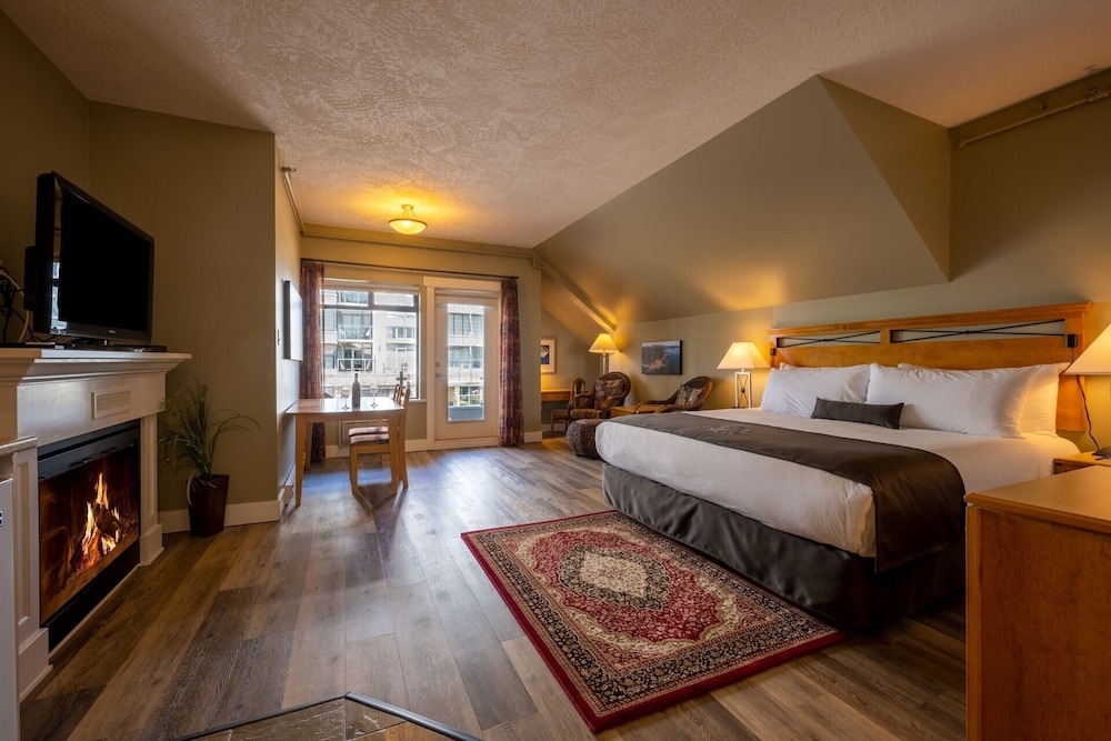 Deluxe Studio Suite, 1 King Bed, City View