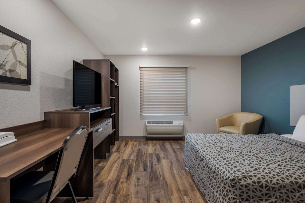 Room, 1 Queen Bed, Accessible, Non Smoking (Accessible Tub)