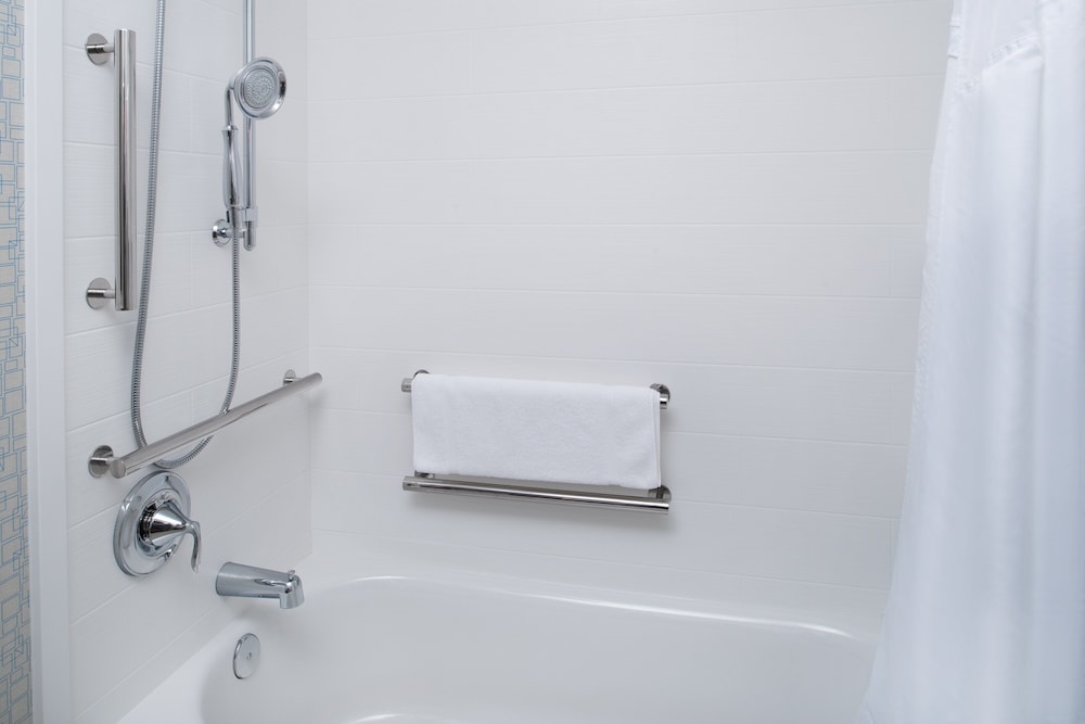 Suite, 1 King Bed, Accessible (Communications, Accessible Tub) - Photo 4