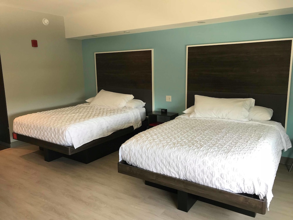 Room, 2 Queen Beds, Accessible, Bathtub photo 2