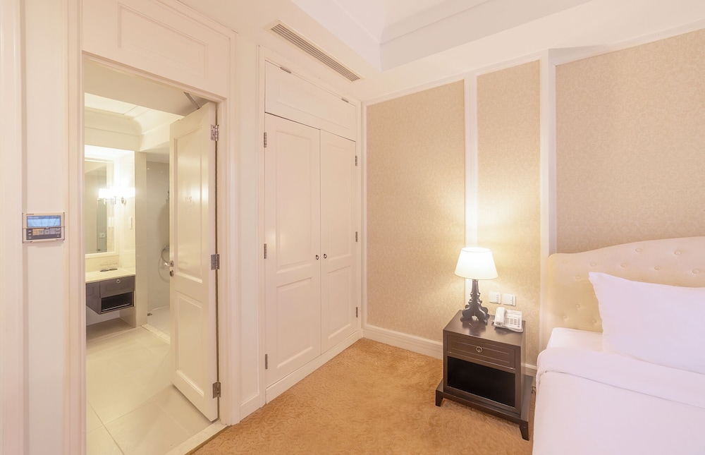 Executive Suite, 1 King Bed - Photo 2