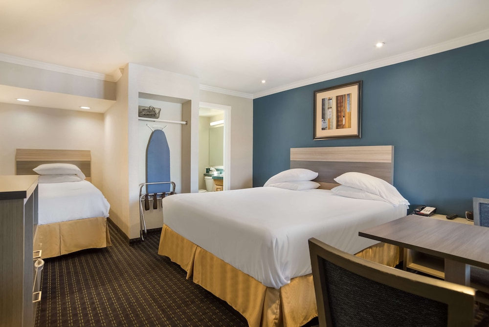 Standard Room, Multiple Beds, Non Smoking, Refrigerator & Microwave - Photo 2
