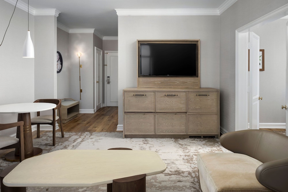 Executive Suite, 1 Bedroom (Mobility Accessible, Roll-in Shower) - Photo 1