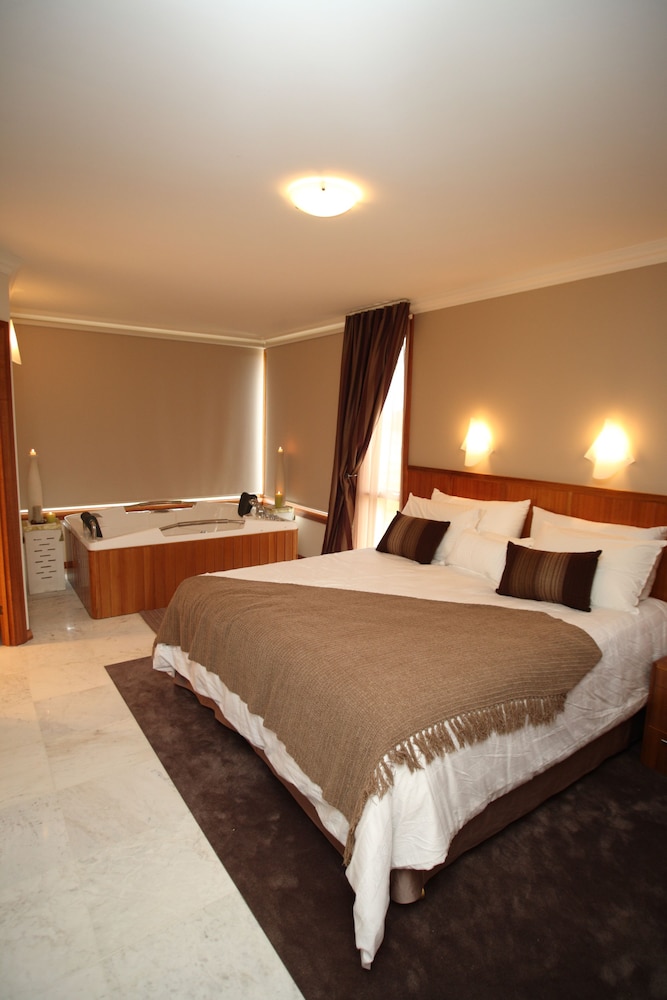 5 Star Luxury Cottage, 1 King Bed, Mountain View