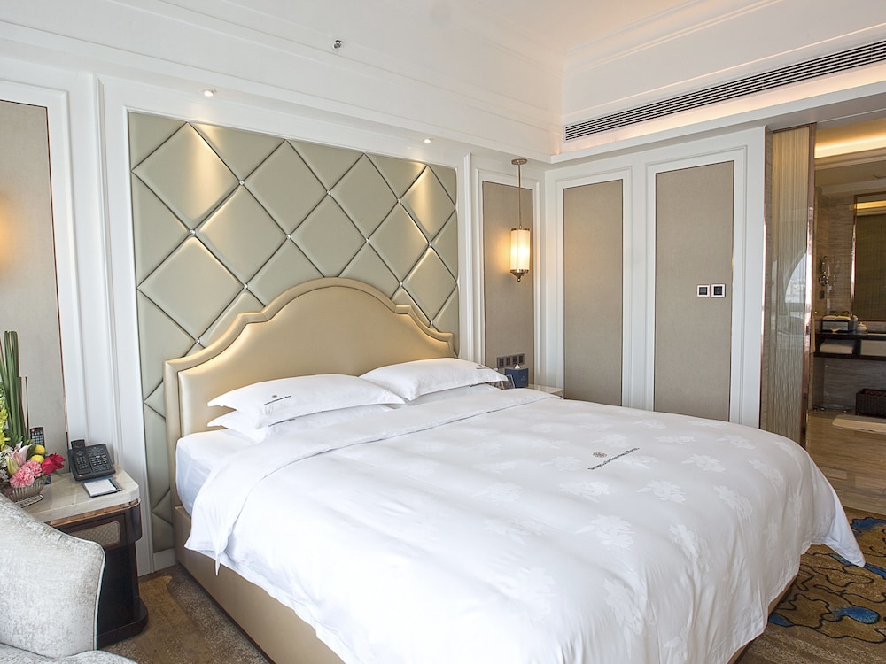 Business Suite, 1 King Bed photo 2