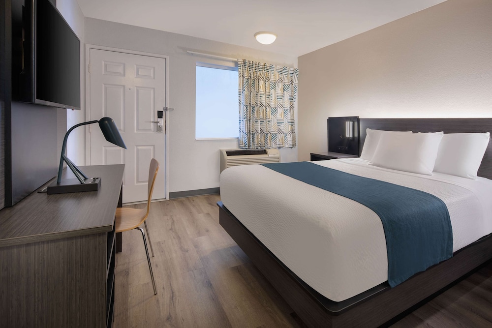 Deluxe Room, 1 Queen Bed, Accessible, Non Smoking photo 3