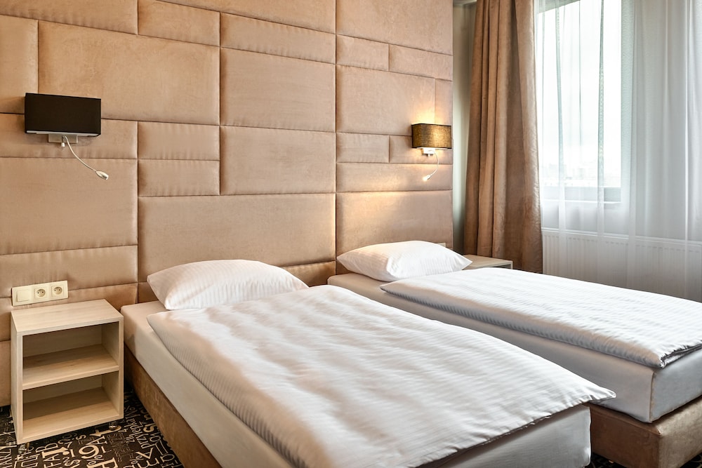 Standard Double or Twin Room - Photo 8