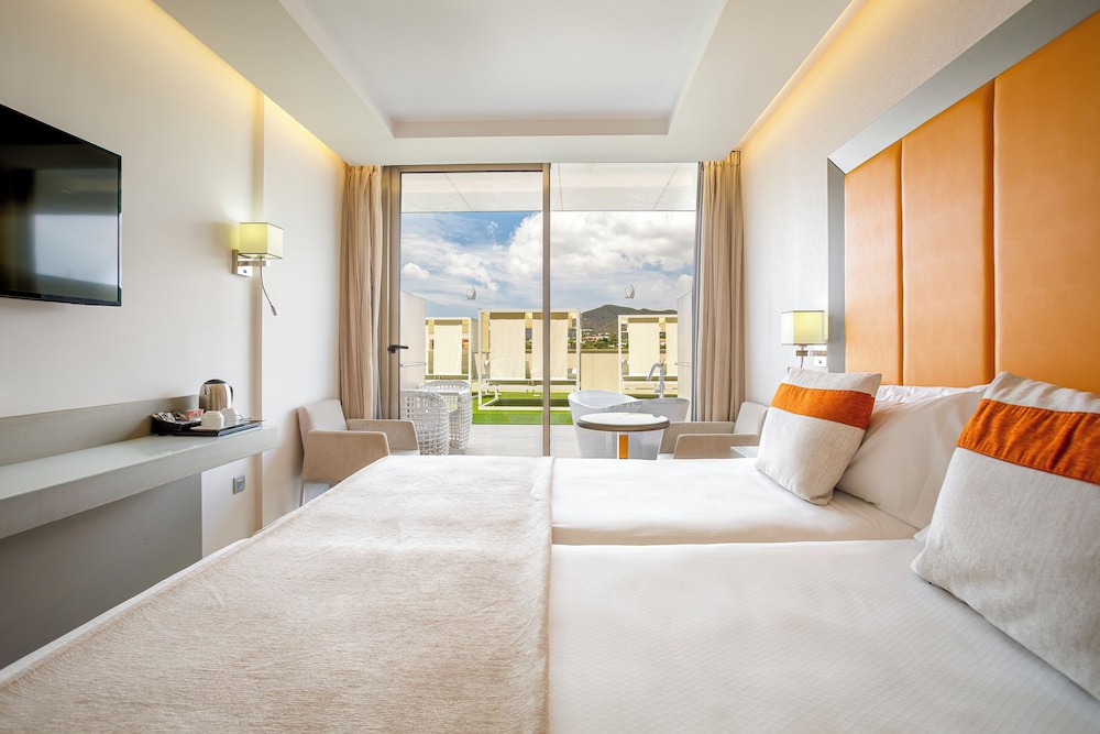 Elite Room, Jetted Tub, City View - Photo 3
