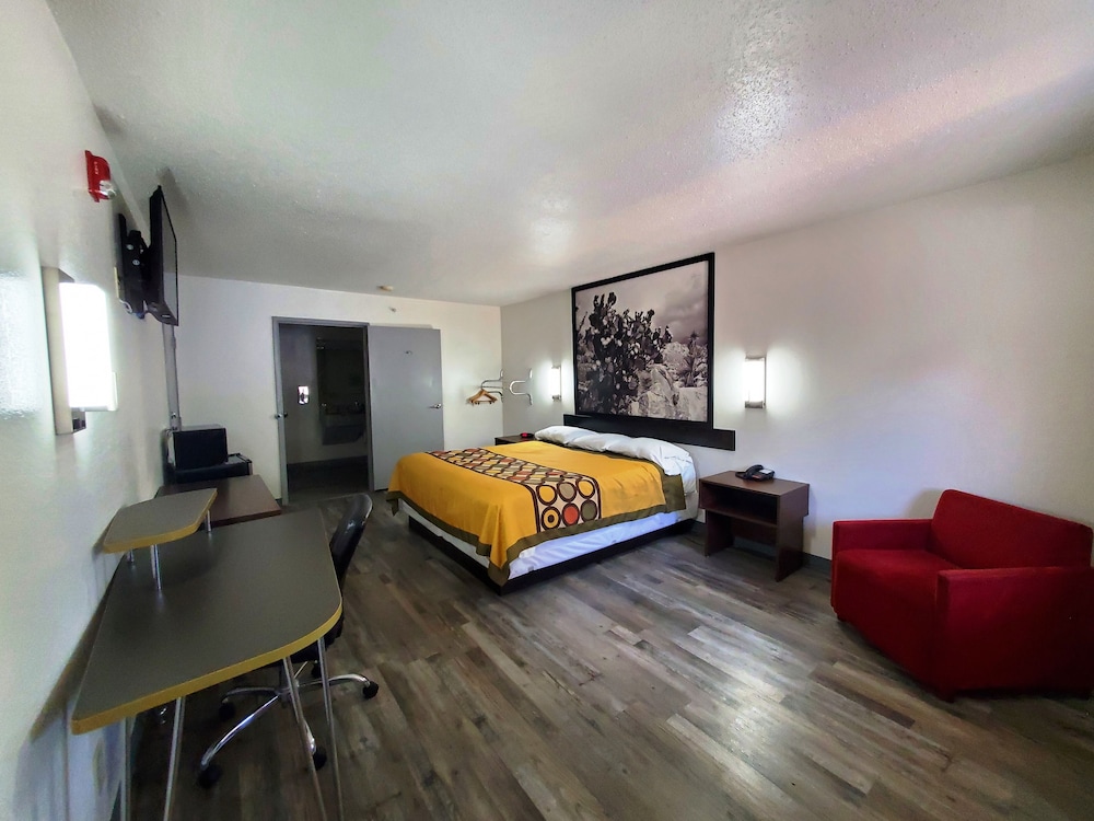 Deluxe Room, 1 King Bed, Non Smoking, Refrigerator & Microwave - Photo 1