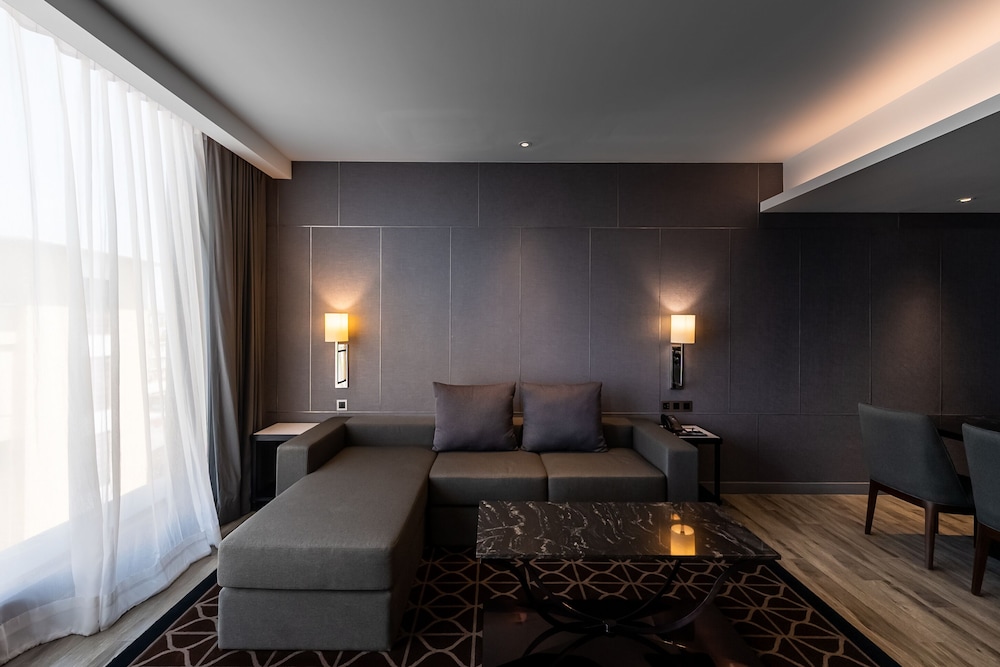 Signature Suite, 1 King Bed with Sofa bed photo 3