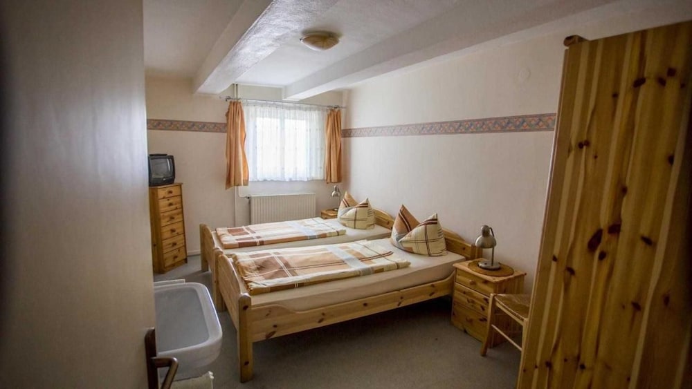 Budget Twin Room, Shared Bathroom photo 1