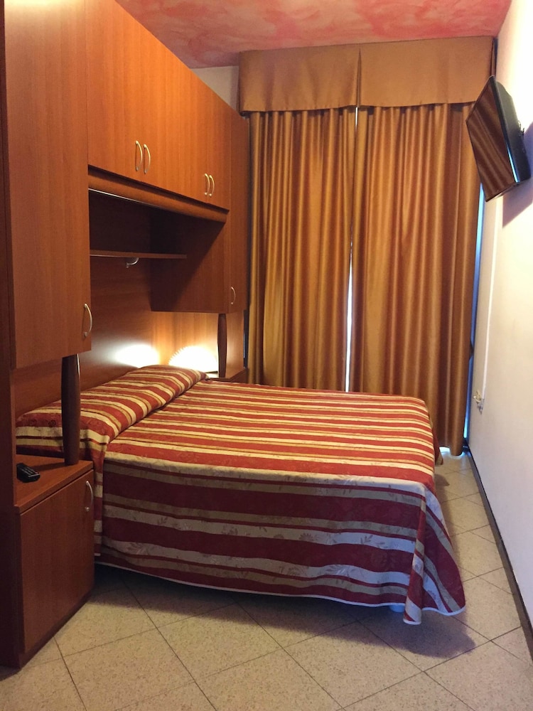 Economy Double Room photo 3