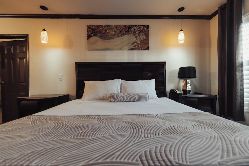 Romantic Single Room, 1 King Bed, Jetted Tub, photo 6