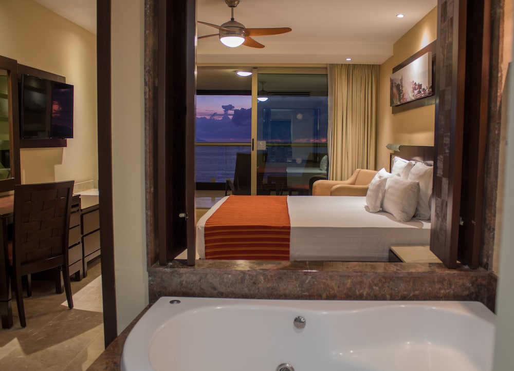 Oceanfront Suite with Hot Tub photo 1