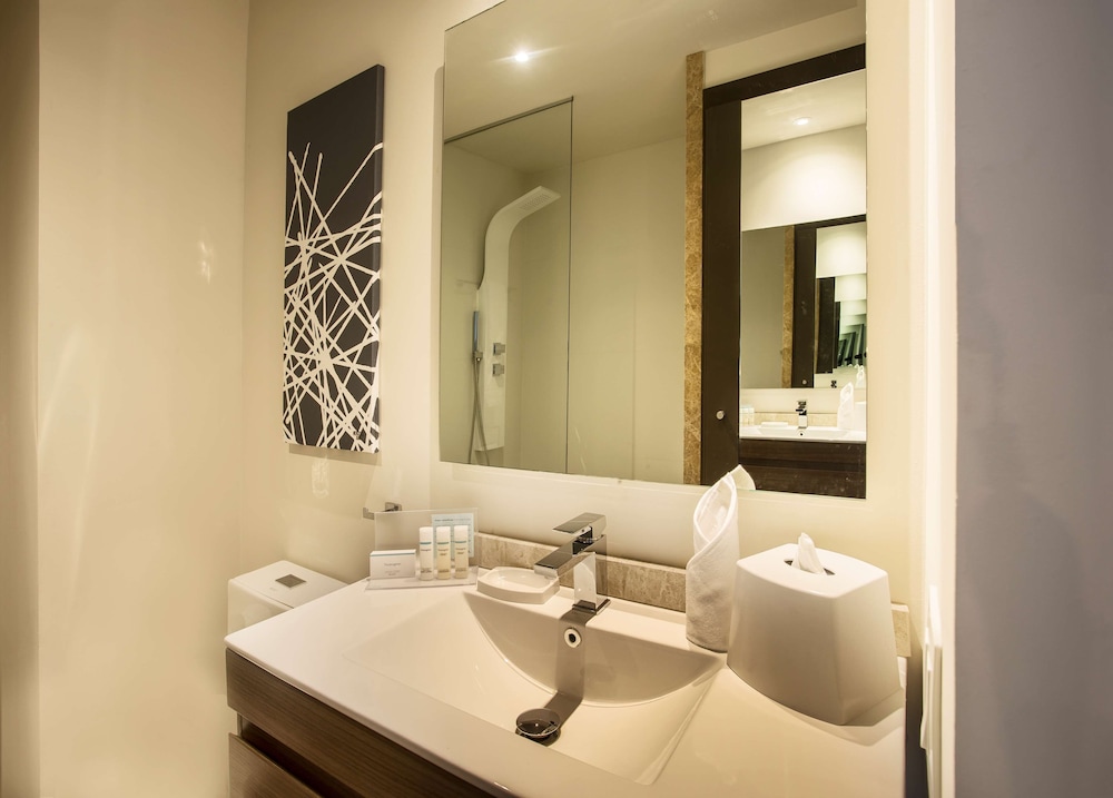 Suite, 1 King Bed, Non Smoking, Refrigerator - Photo 6