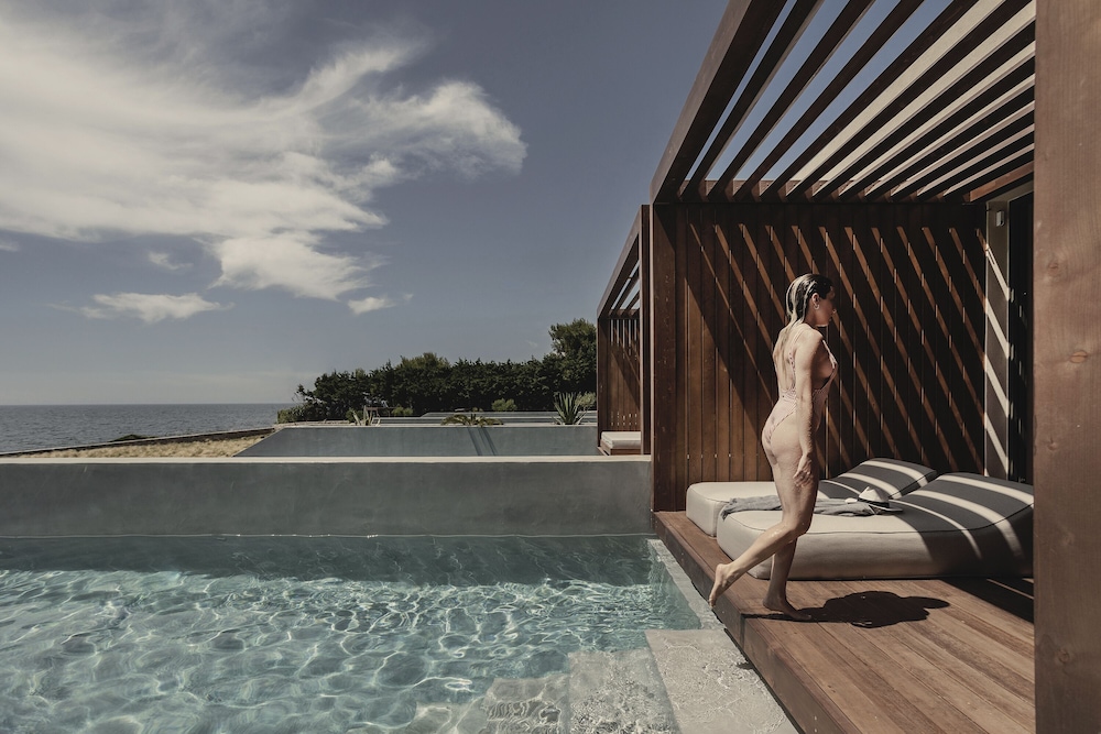 Signature Suite, Private Pool, Sea Front, Outdoor Whirlpool Bath photo 2