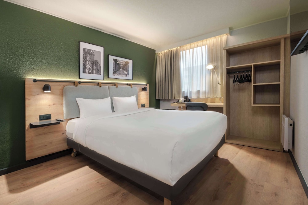 Superior Room, 1 King Bed photo 1