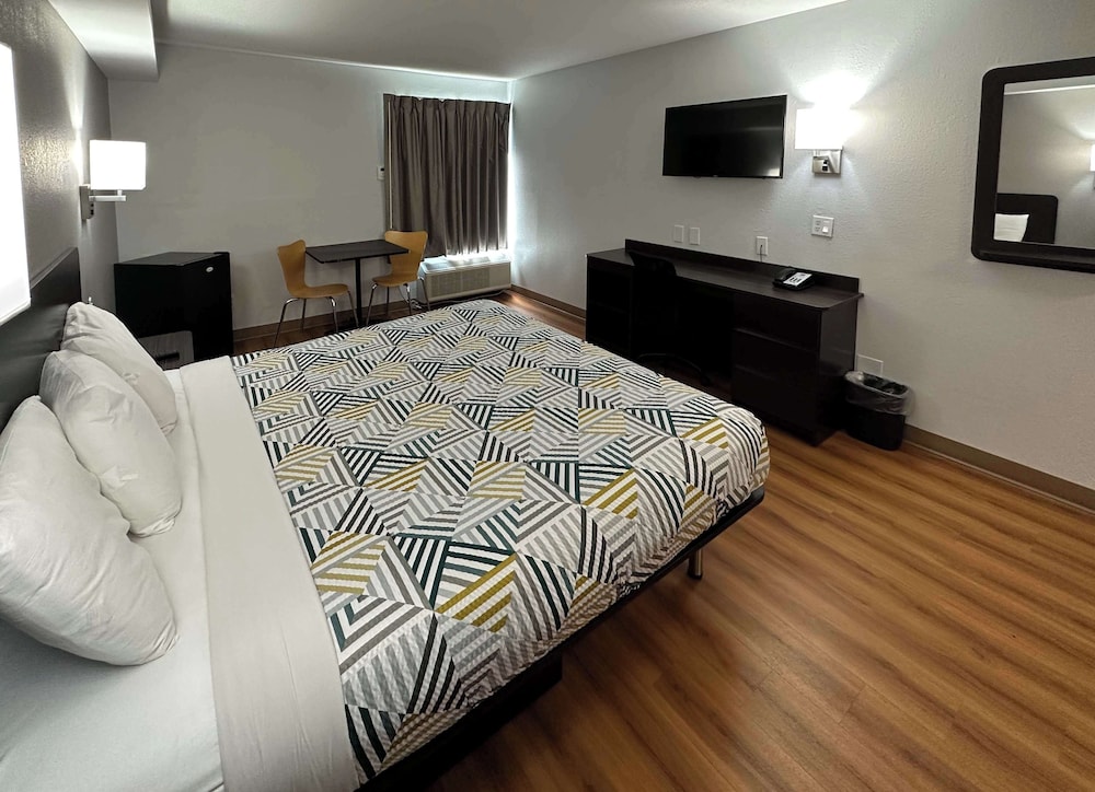 Superior Room, 1 King Bed, Accessible, Non Smoking photo 2