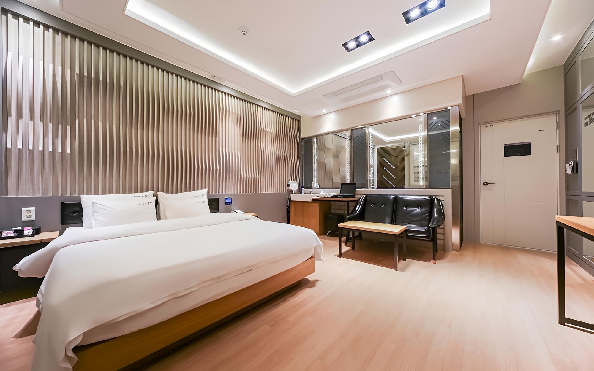 Room (Standard-Outdoor Parking Lot/Luxury B) - Photo 11