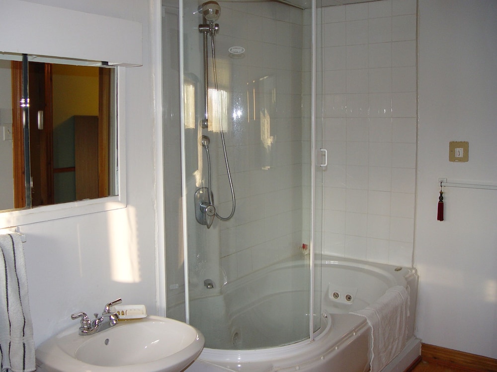 Room, 1 Queen Bed, Shared Bathroom (Envoutante) photo 2