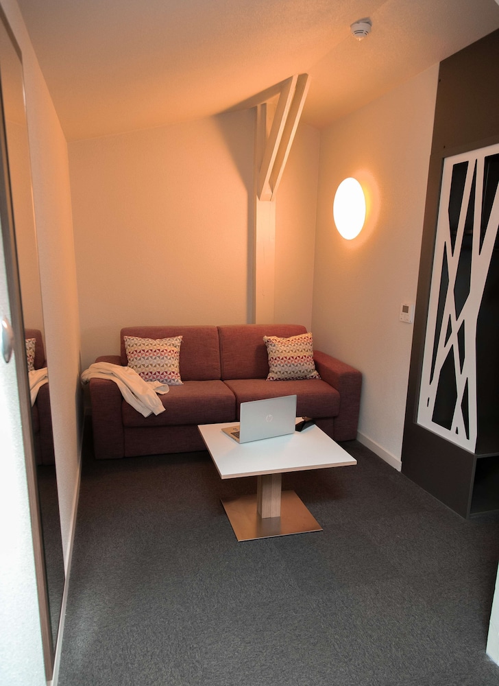 Standard Room, 2 Double Beds - Photo 8