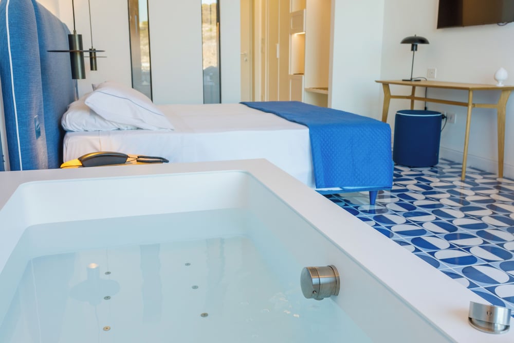 Panoramic Suite, 1 Queen Bed, Hot Tub, Sea View photo 1