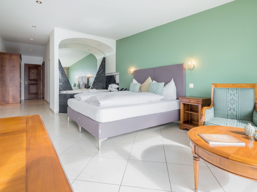 Junior Suite Single Use, 1 Double Bed, Lake View photo 1