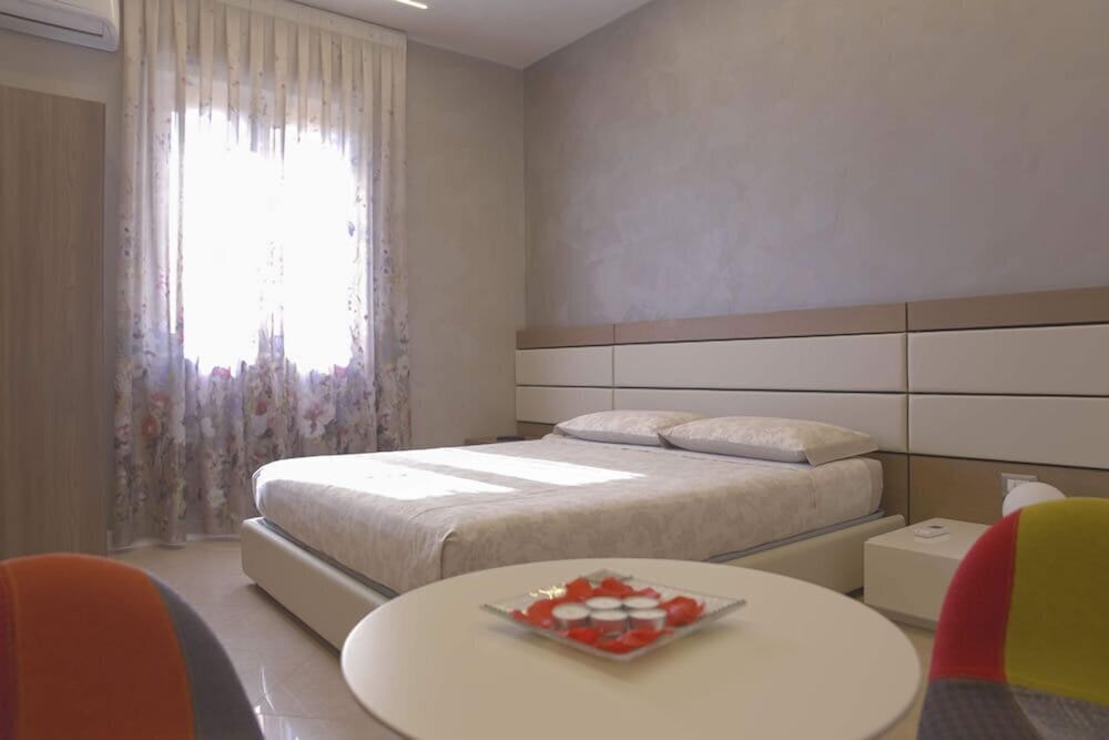 Deluxe Double Room, 1 Queen Bed, Jetted Tub (Intrigo e follia)