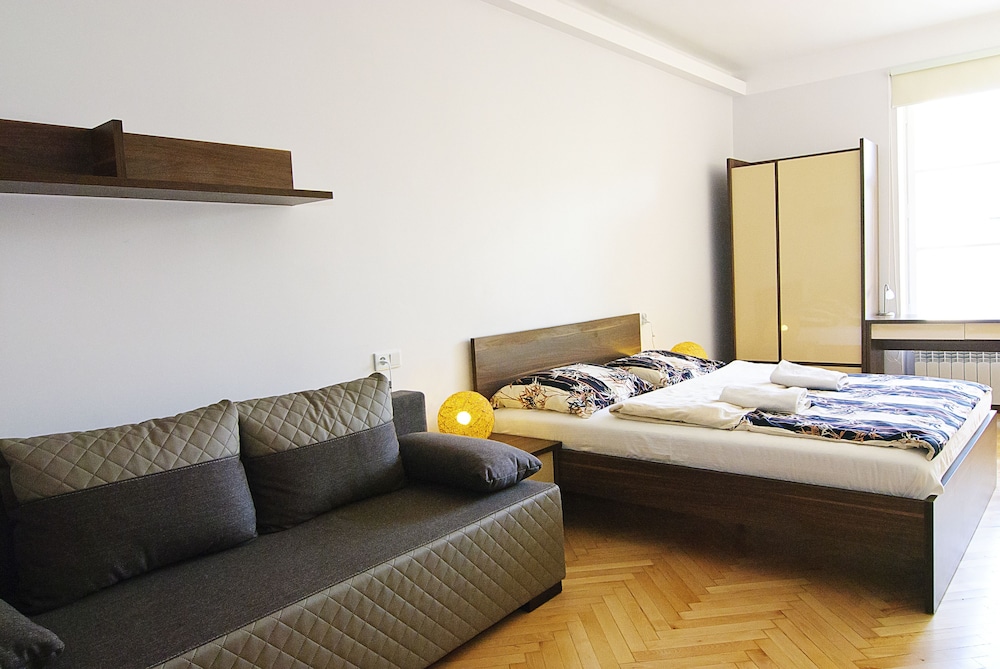 Economy Studio - Photo 1