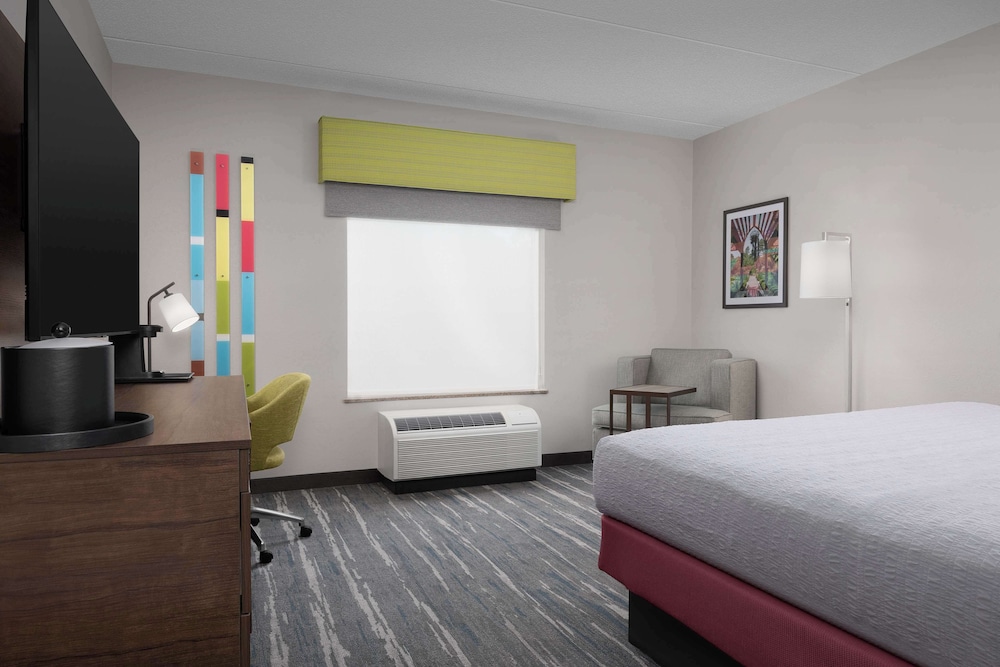 Room, 1 King Bed, Accessible (Hearing Accessible, 6th Floor) - Photo 4