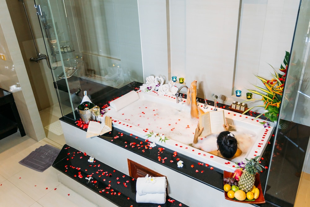 Grand Thai with Spa Bath & Private Pool - Photo 9