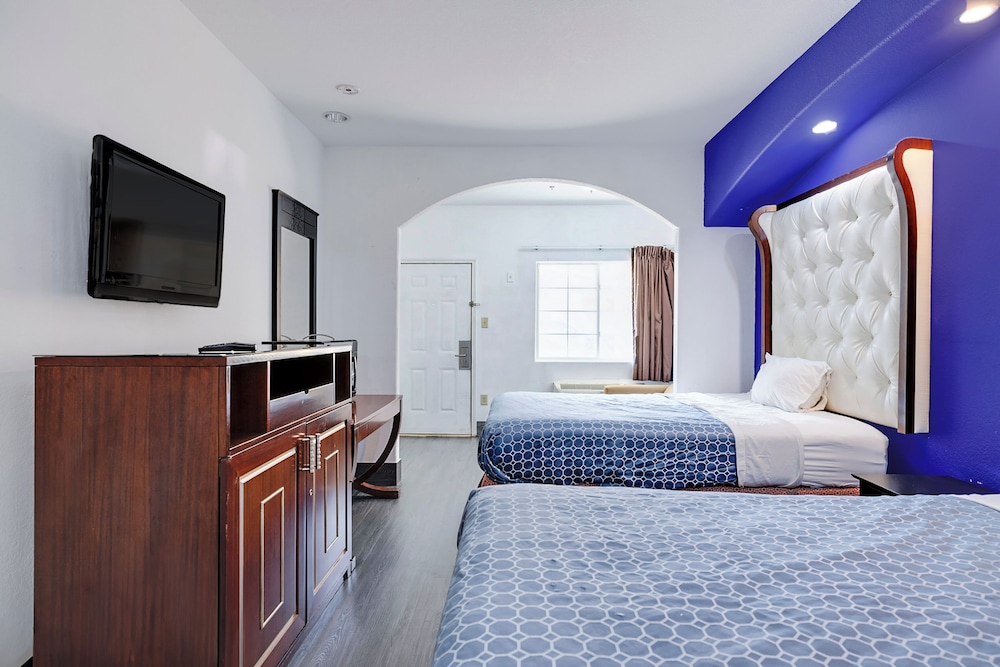 2 Queen Beds with Kitchenette Non-Smoking - Photo 6