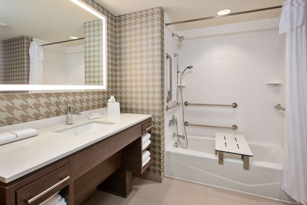 Studio, 2 Queen Beds, Accessible, Bathtub (Mobility & Hearing) photo 2