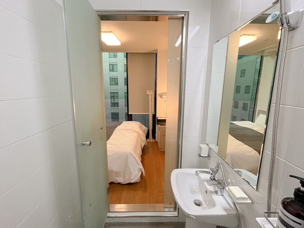 Economy Twin Room - Photo 6