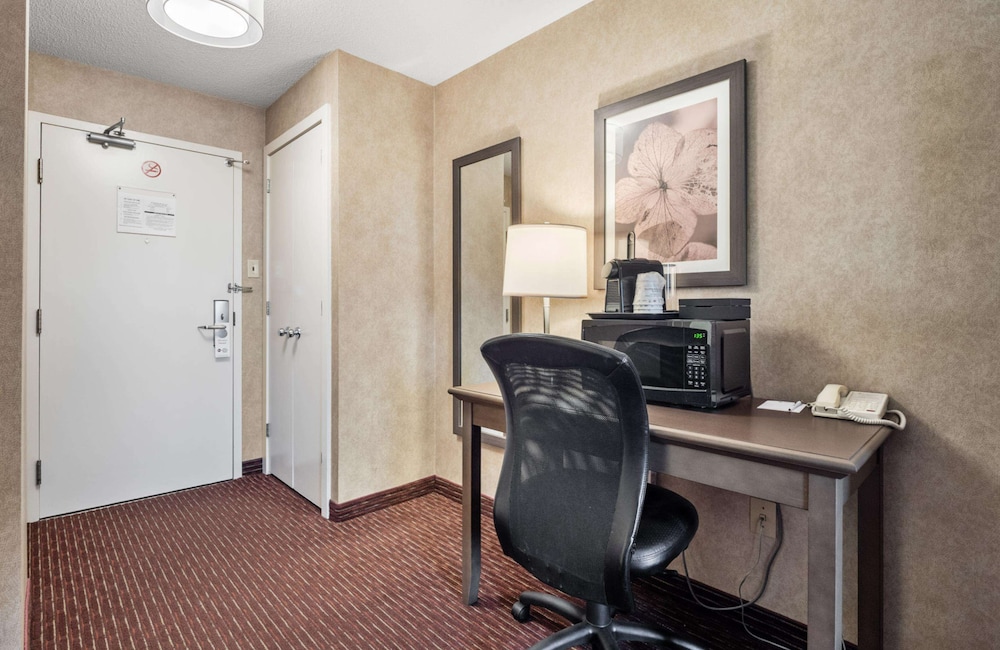 Standard Room, 1 Queen Bed, Non Smoking, Tower photo 2