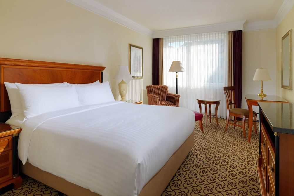 Executive Room, 1 King Bed, Executive Level - Photo 3