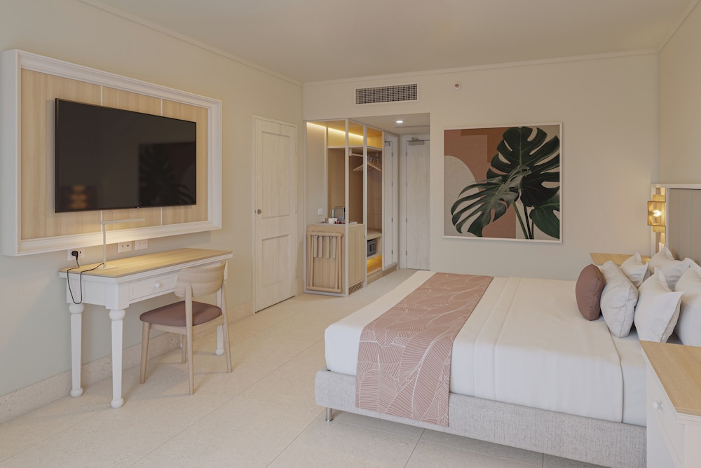 Club Room, 1 King Bed (tropical View)