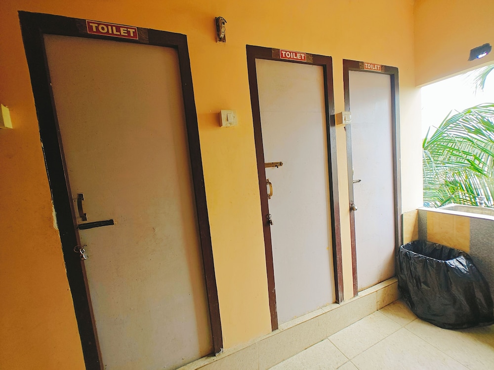 Single Economy Room with Shared Bathroom photo 2