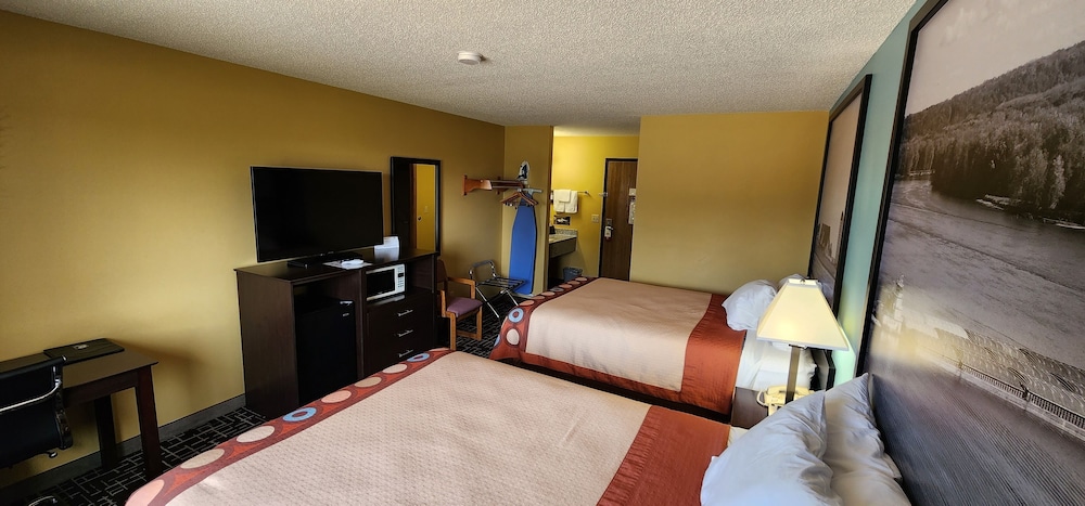 Room, Multiple Beds, Microwave - Photo 3